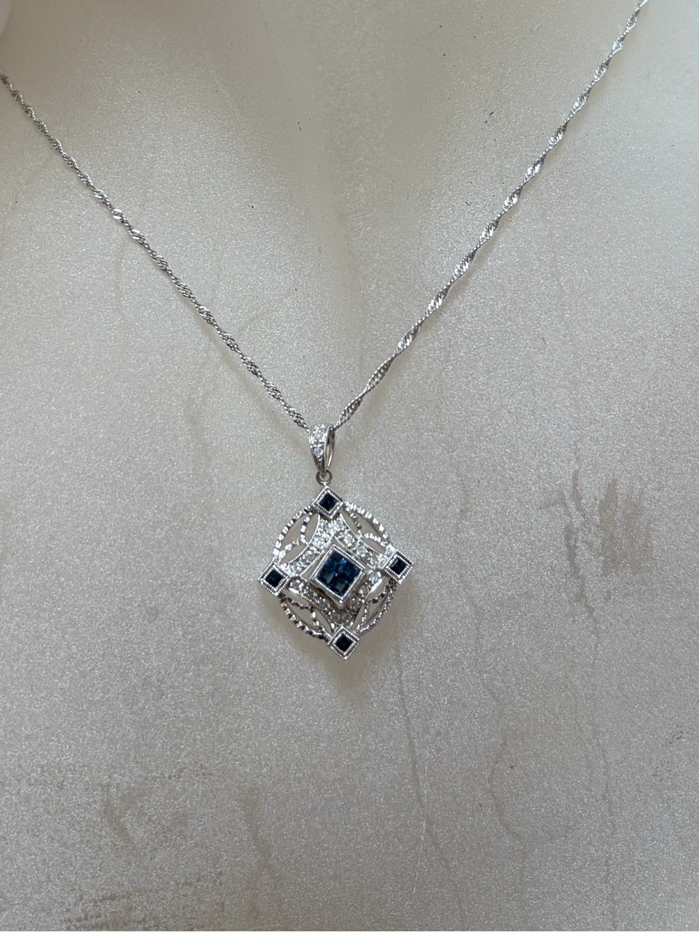 18k White gold pendant with diamonds and sapphires